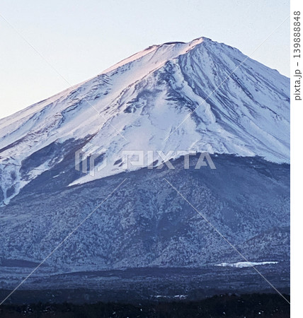 冬の富士山に降雪直後の真っ白な雪が積もり山頂の白と森林限界以下の鼠色がくっきりと分かれる厳冬富士 139888848