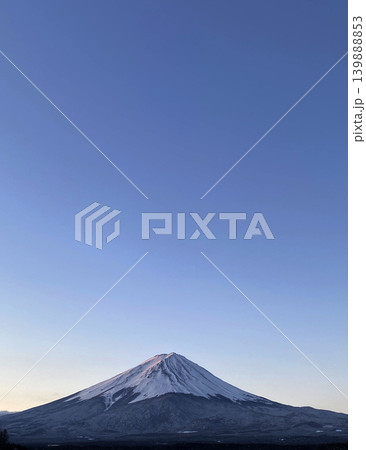 冬ばれの朝の白から青に変化する大空の下で霊峰富士が裾広がりに安定して構える冬の景色 冬ばれの朝の白から青に変化する大空の下で霊峰富士が裾広がりに安定して構える冬の景色 139888853