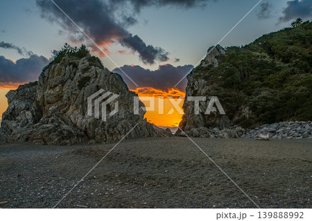 田原市の日出の石門と夕日の風景(愛知県) 139888992