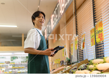 スーパーで働く男性店員 スーパーで働く男性店員 139889004
