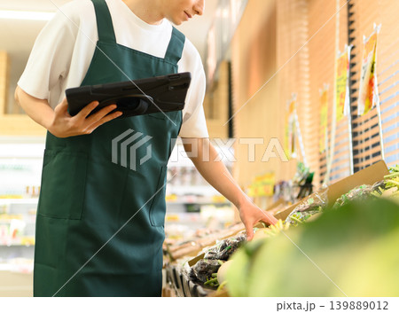 スーパーで働く男性店員 スーパーで働く男性店員 139889012