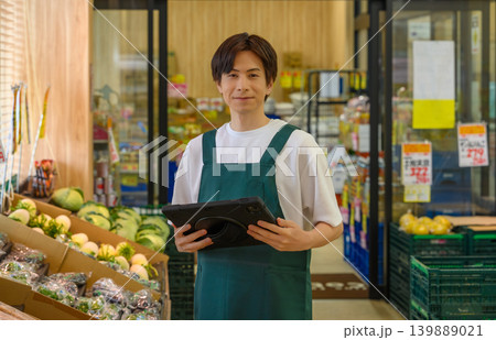 スーパーで働く男性店員 139889021