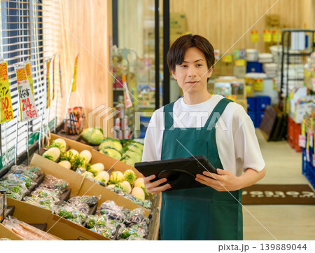男性店員がタブレット操作 139889044
