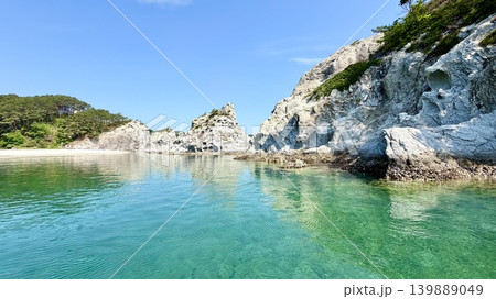 五月晴れの青空、松の緑、流紋岩の白い岩肌、エメラルドグリーンの水面が美しい浄土ヶ浜〈岩手県宮古市〉 五月晴れの青空、松の緑、流紋岩の白い岩肌、エメラルドグリーンの水面が美しい浄土ヶ浜〈岩手県宮古市〉 139889049