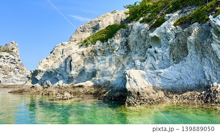 五月晴れの青空、松の緑、流紋岩の白い岩肌、エメラルドグリーンの水面が美しい浄土ヶ浜〈岩手県宮古市〉 五月晴れの青空、松の緑、流紋岩の白い岩肌、エメラルドグリーンの水面が美しい浄土ヶ浜〈岩手県宮古市〉 139889050