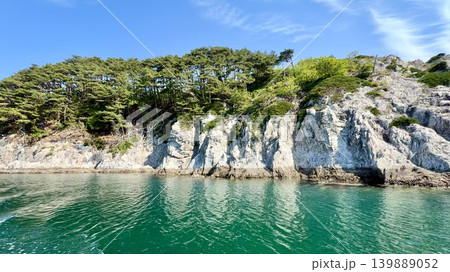 五月晴れの青空、松の緑、流紋岩の白い岩肌、エメラルドグリーンの水面が美しい浄土ヶ浜〈岩手県宮古市〉 139889052