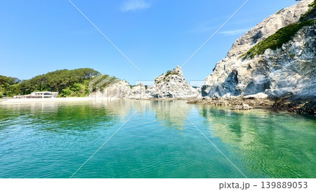 五月晴れの青空、松の緑、流紋岩の白い岩肌、エメラルドグリーンの水面が美しい浄土ヶ浜〈岩手県宮古市〉 五月晴れの青空、松の緑、流紋岩の白い岩肌、エメラルドグリーンの水面が美しい浄土ヶ浜〈岩手県宮古市〉 139889053