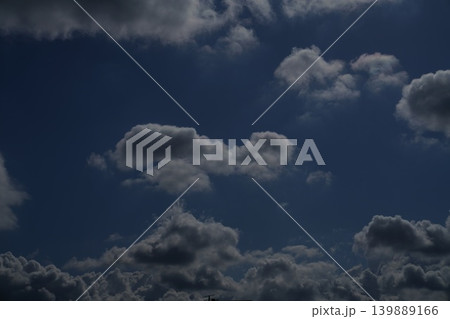 紺碧の空に白い雲 139889166