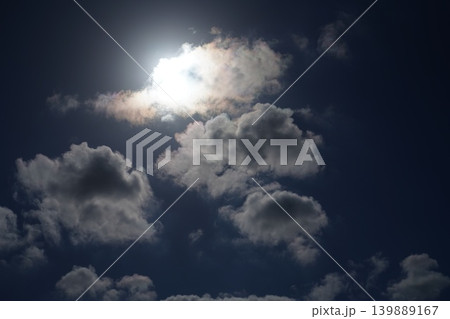 紺碧の空に白い雲 139889167