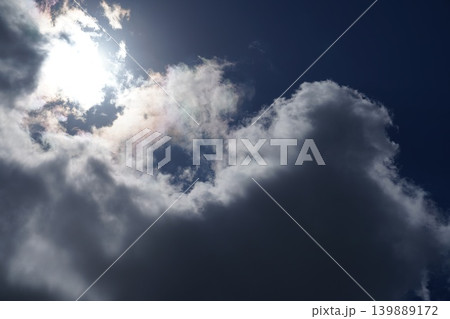 紺碧の空に白い雲 139889172