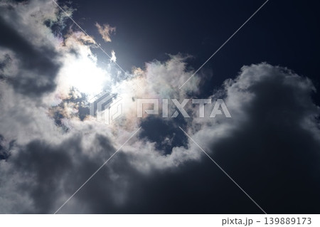 紺碧の空に白い雲 139889173