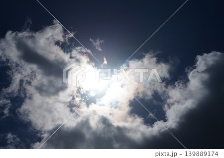 紺碧の空に白い雲 139889174