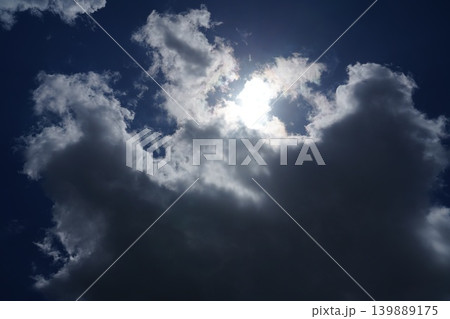 紺碧の空に白い雲 139889175