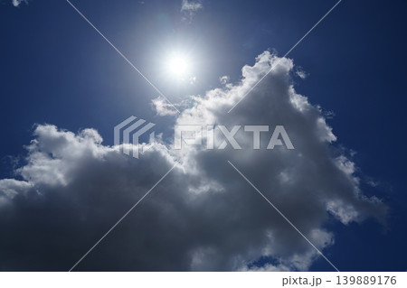 紺碧の空に白い雲 139889176