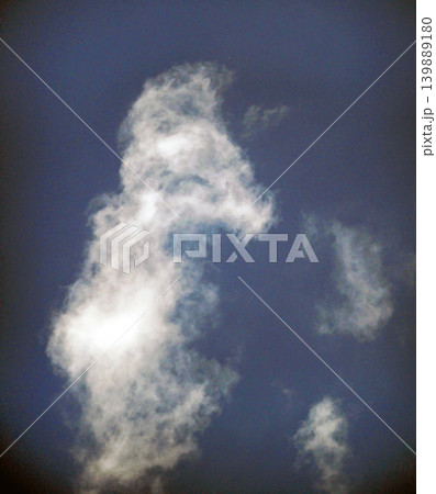 紺碧の空に白い雲 139889180