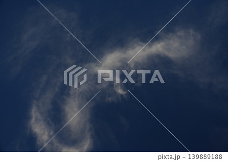 紺碧の空に白い雲 139889188