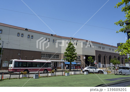 狛江駅前のバスロータリーと駅ビル 狛江駅前のバスロータリーと駅ビル 139889201