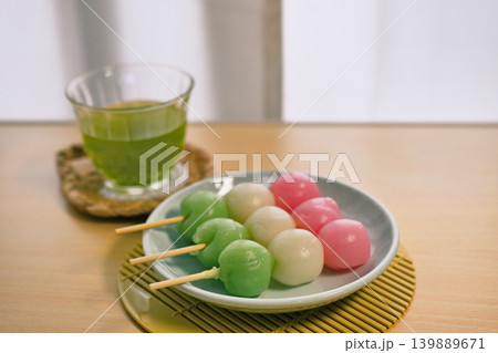 美味しそうな三色だんご 139889671