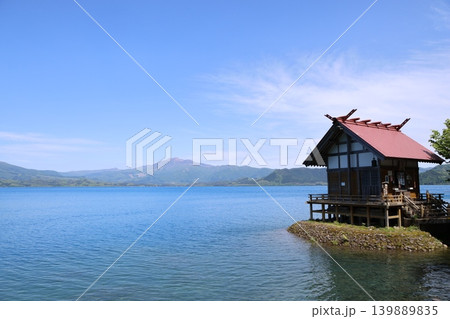 秋田県の田沢湖の景色と遠くに見える秋田駒ケ岳と浮木神社2 秋田県の田沢湖の景色と遠くに見える秋田駒ケ岳と浮木神社2 139889835