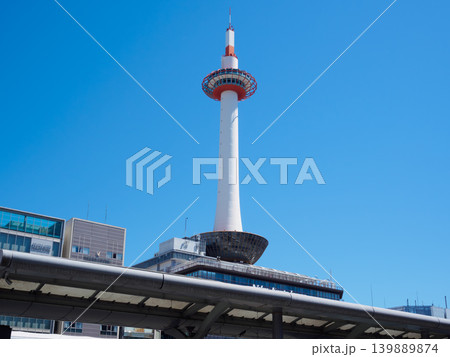 青空にそびえるニデック京都タワー 139889874