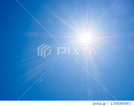 青空に強く輝く夏の眩しい太陽 139890093
