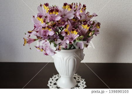 白い花瓶にアルストロメリアを生ける 白い花瓶にアルストロメリアを生ける 139890103