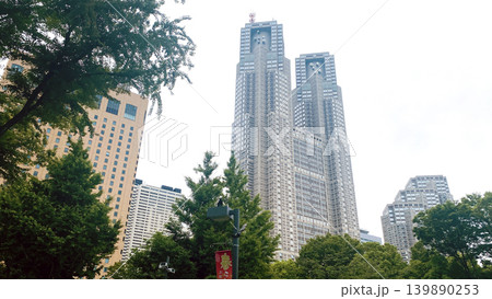 木陰から見える東京都庁第一本庁舎 139890253