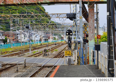 逗子駅から見た入換信号機と金沢新道踏切道 逗子駅から見た入換信号機と金沢新道踏切道 139890375