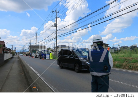 道路工事で片側交互通行の道路 道路工事で片側交互通行の道路 139891115