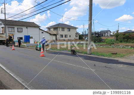 道路工事で片側交互通行の道路 道路工事で片側交互通行の道路 139891116