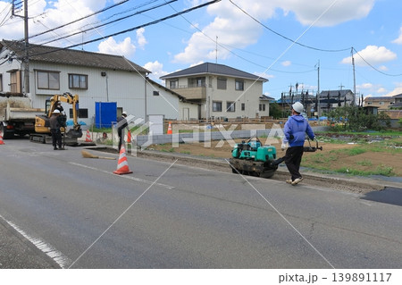 道路工事で片側交互通行の道路 道路工事で片側交互通行の道路 139891117