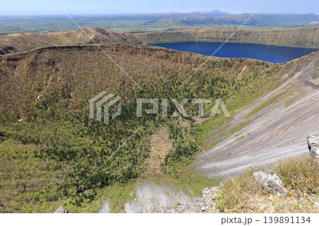 北海道の山　摩周岳山頂付近から見た摩周湖と爆裂火口 139891134