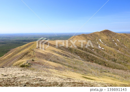 北海道の山 西別岳登山道から見た西別岳と稜線 北海道の山 西別岳登山道から見た西別岳と稜線 139891143