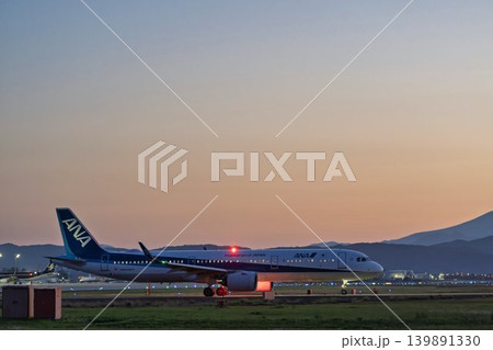 夕暮れの仙台空港　タキシング中の飛行機　宮城県名取市 139891330