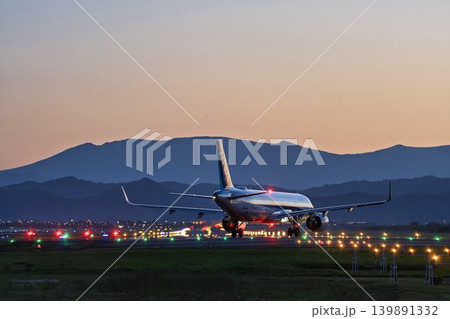 夕暮れの仙台空港 タキシング中の飛行機と蔵王連峰 宮城県名取市 夕暮れの仙台空港 タキシング中の飛行機と蔵王連峰 宮城県名取市 139891332