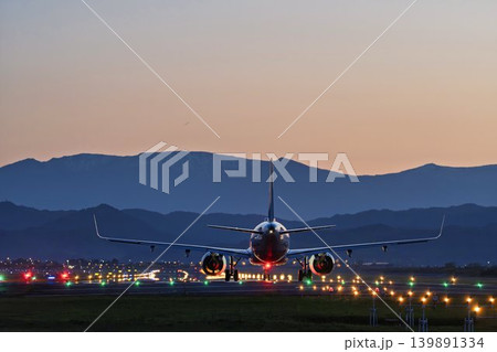 夕暮れの仙台空港 離陸中の飛行機と蔵王連峰 宮城県名取市 夕暮れの仙台空港 離陸中の飛行機と蔵王連峰 宮城県名取市 139891334