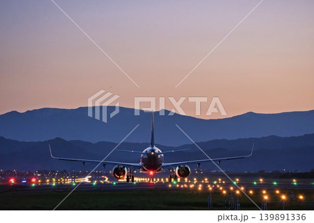 夕暮れの仙台空港 離陸中の飛行機と蔵王連峰 宮城県名取市 夕暮れの仙台空港 離陸中の飛行機と蔵王連峰 宮城県名取市 139891336