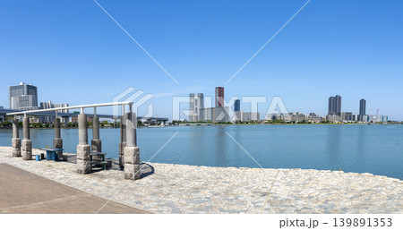 福岡県福岡市東区の香椎海岸遊歩道より福岡アイランドシティを望む 139891353