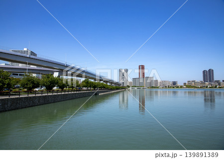 福岡県福岡市東区の香椎海岸遊歩道より福岡アイランドシティを望む 139891389