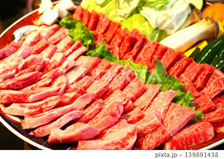 霜降りが美味しそうな豪華大盛焼き肉の大皿 139891438