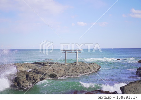 大洗磯前神社の鳥居と海（日中の様子） 139891517