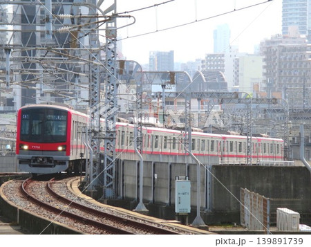 2021.4.1 日比谷線北千住駅に進入する東武70000系 139891739