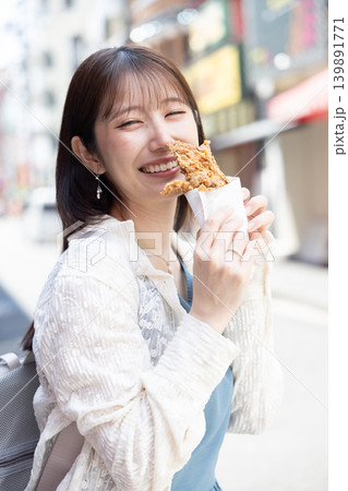 横浜中華街で食べ歩きを楽しむ女性 横浜中華街で食べ歩きを楽しむ女性 139891771