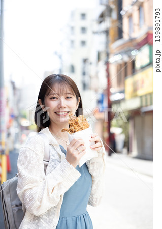 横浜中華街で食べ歩きを楽しむ女性 横浜中華街で食べ歩きを楽しむ女性 139891793