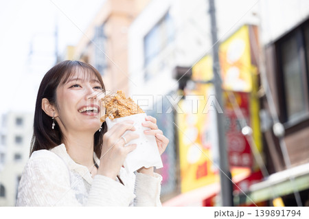 横浜中華街で食べ歩きを楽しむ女性 横浜中華街で食べ歩きを楽しむ女性 139891794