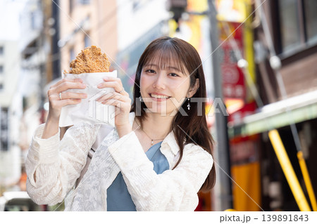 横浜中華街で食べ歩きを楽しむ女性 横浜中華街で食べ歩きを楽しむ女性 139891843
