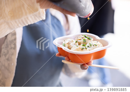 横浜中華街で食べ歩きを楽しむ女性 139891885