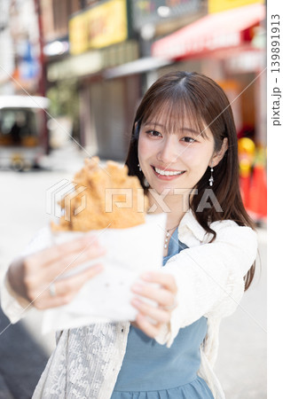 横浜中華街で食べ歩きを楽しむ女性 139891913