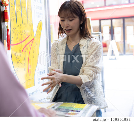 手相占いをみてもらう女性 139891982