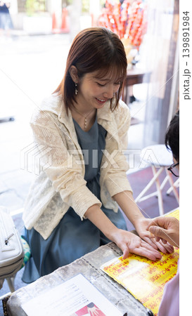 手相占いをみてもらう女性 手相占いをみてもらう女性 139891984